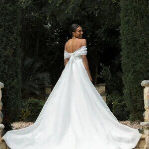 Madi Lane Prestyn Gown, Size 16 NO SLIT, NWT Amazing Sample Dress